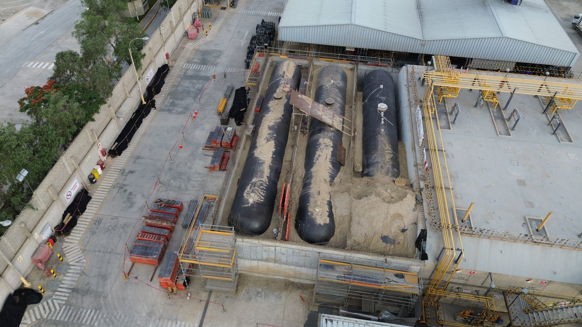 Tanques de GLP instalados junto a la planta envasadora en operación
