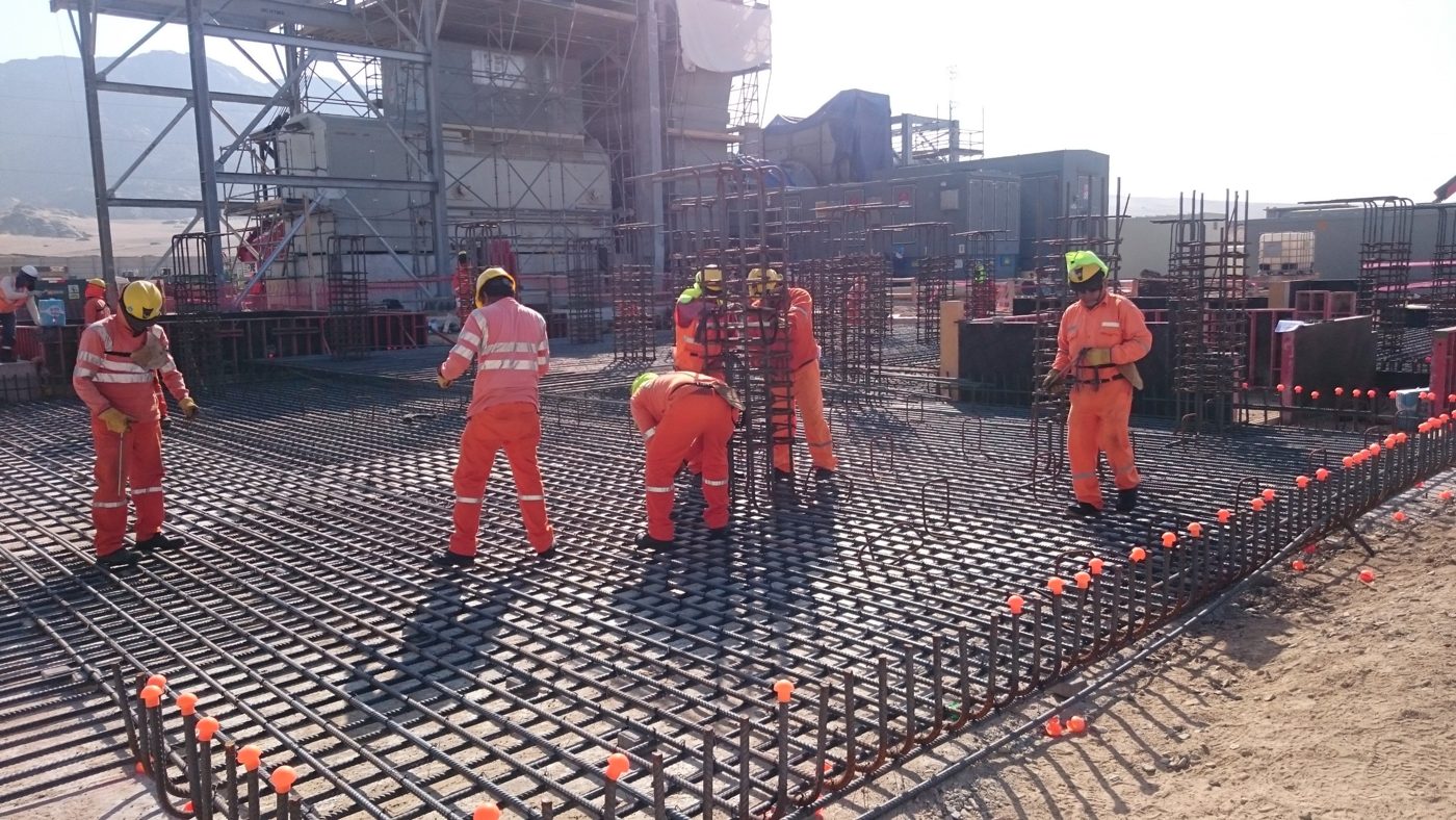 Armado de acero de cimentaciones junto a equipos de generación