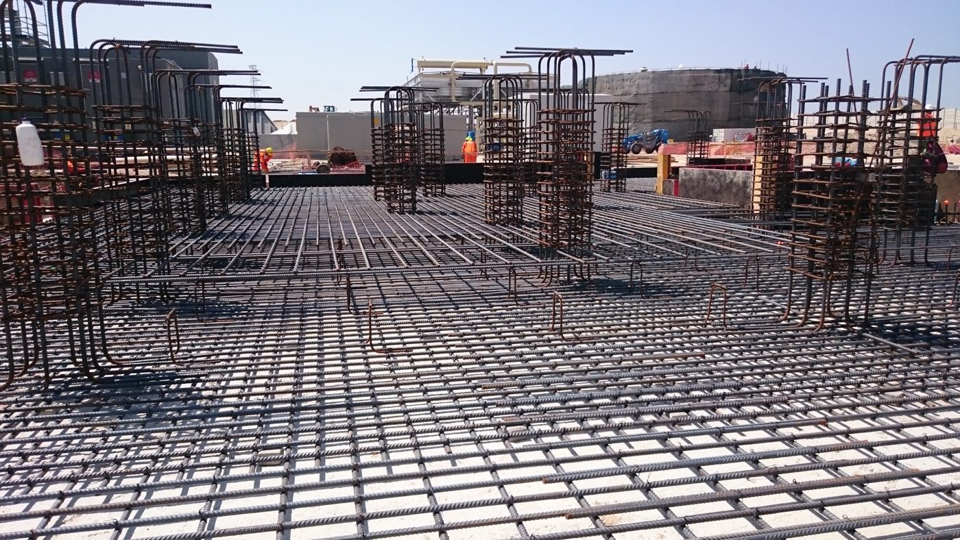 Acero de pedestales para equipos en planta industrial