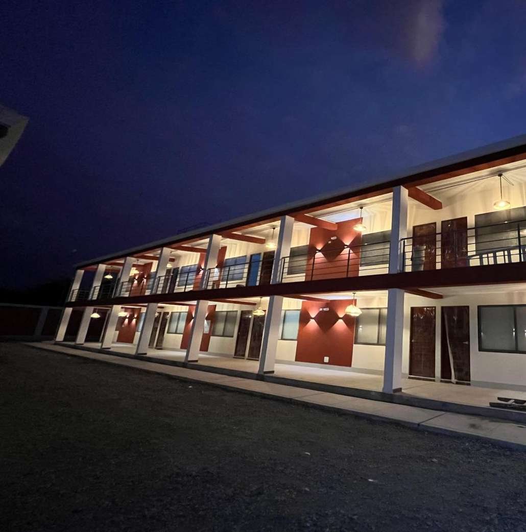 Pabellón del campamento iluminado de noche