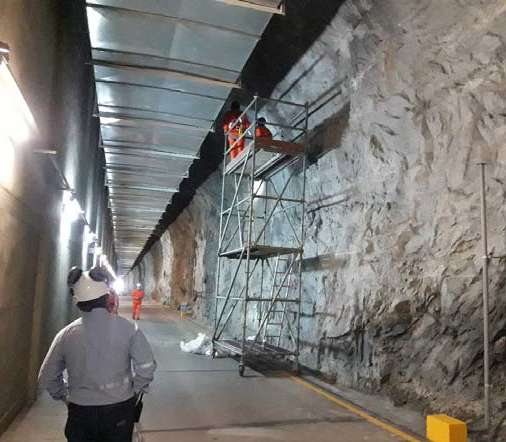 Mantenimiento del túnel con andamios